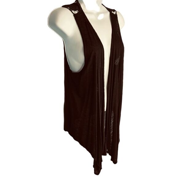 TwentyOne Sleeveless Light Weight Flyaway Cardigan Vest with Floral Cut out Back - Picture 3 of 8